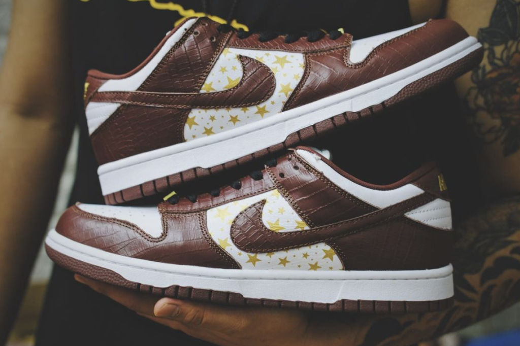 supreme x nike sb dunk low stars barkroot brown